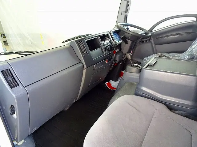 AC PS PW SRS ABS キーレス(不良) 左電格ミラー AM/FMラジオ ETC ターボ 排気ブレーキ アイドリングストップ フォグランプ トラクションコントロール 室内蛍光灯(不灯)|いすゞ エルフ TPG-NPR85YN(2WD)の写真7