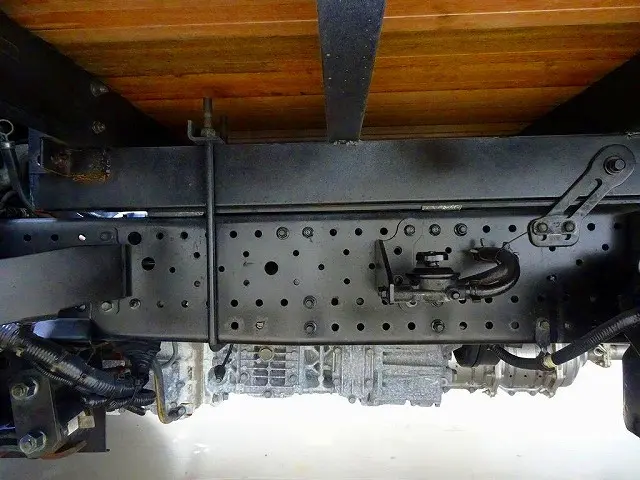 燃料タンク100L シャーシは 錆止め/マフラー塗装 仕上げに力を入れています。|いすゞ エルフ TPG-NPR85YN(2WD)の写真34