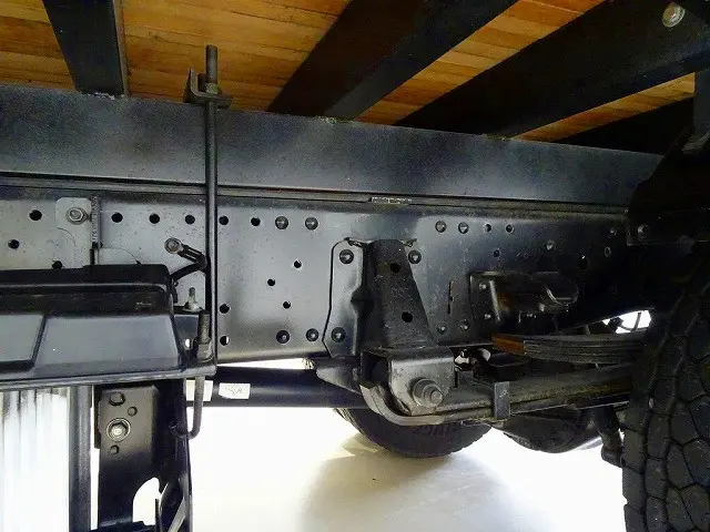 燃料タンク100L シャーシは 錆止め/マフラー塗装 仕上げに力を入れています。|いすゞ エルフ TPG-NPR85YN(2WD)の写真35