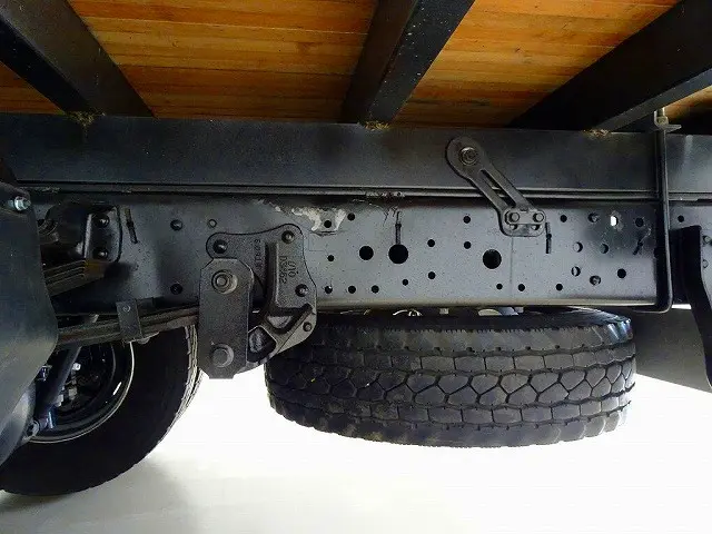 燃料タンク100L シャーシは 錆止め/マフラー塗装 仕上げに力を入れています。|いすゞ エルフ TPG-NPR85YN(2WD)の写真36