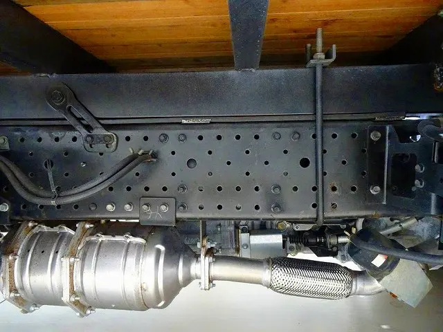 燃料タンク100L シャーシは 錆止め/マフラー塗装 仕上げに力を入れています。|いすゞ エルフ TPG-NPR85YN(2WD)の写真39