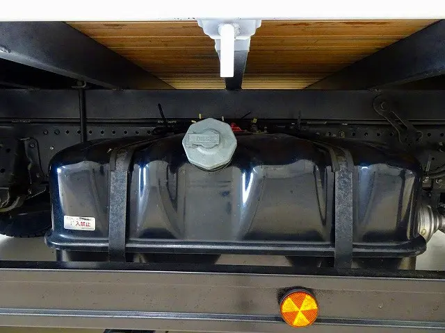燃料タンク100L シャーシは 錆止め/マフラー塗装 仕上げに力を入れています。|いすゞ エルフ TPG-NPR85YN(2WD)の写真40