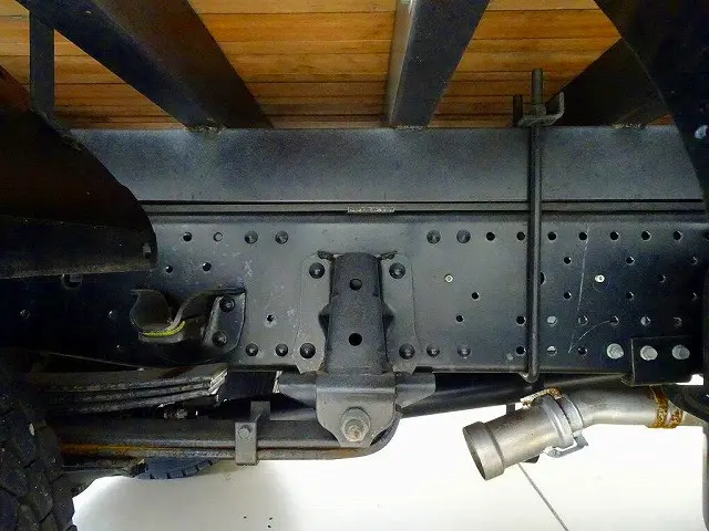 燃料タンク100L シャーシは 錆止め/マフラー塗装 仕上げに力を入れています。|いすゞ エルフ TPG-NPR85YN(2WD)の写真41