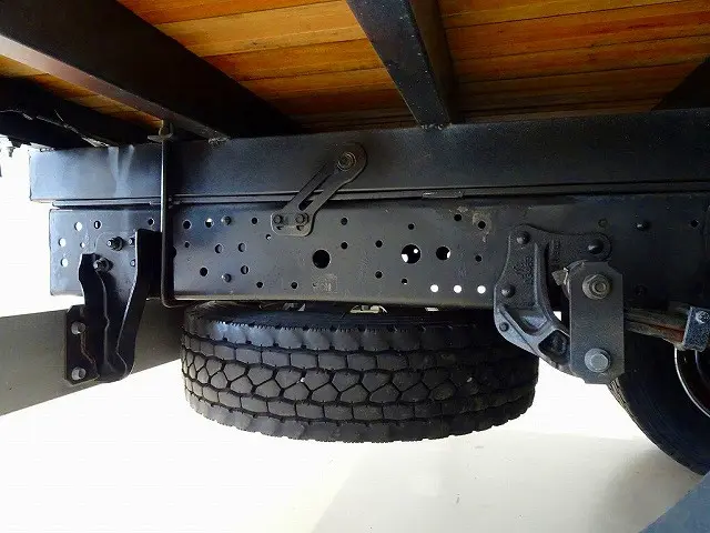 燃料タンク100L シャーシは 錆止め/マフラー塗装 仕上げに力を入れています。|いすゞ エルフ TPG-NPR85YN(2WD)の写真42