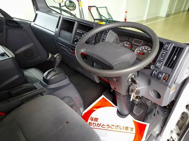 AC　PS　PW　SRS　ABS　キーレス　左電格ミラー　ラジオ　バックモニター　ターボ　排気ブレーキ　アイドリングストップ　フォグランプ　トラクションコントロール　室内蛍光灯　導風板|いすゞ エルフ TPG-NPR85YN(2WD)の写真5