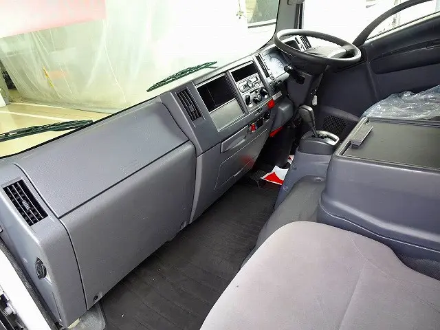 AC　PS　PW　SRS　ABS　キーレス　左電格ミラー　ラジオ　バックモニター　ターボ　排気ブレーキ　アイドリングストップ　フォグランプ　トラクションコントロール　室内蛍光灯　導風板|いすゞ エルフ TPG-NPR85YN(2WD)の写真7