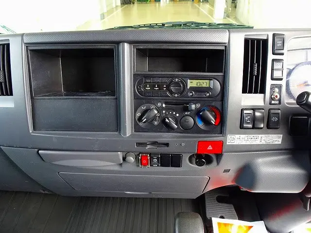 AC　PS　PW　SRS　ABS　キーレス　左電格ミラー　ラジオ　バックモニター　ターボ　排気ブレーキ　アイドリングストップ　フォグランプ　トラクションコントロール　室内蛍光灯　導風板|いすゞ エルフ TPG-NPR85YN(2WD)の写真10