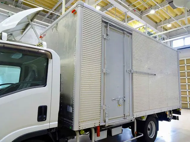 荷台内寸：486×206×221　リア上部跳ね上げ式　左サイドスライドドア　ラッシングレール2段(60cm/120cm)　荷室蛍光灯2個　フルゲート 1,000kg付|いすゞ エルフ TPG-NPR85YN(2WD)の写真27