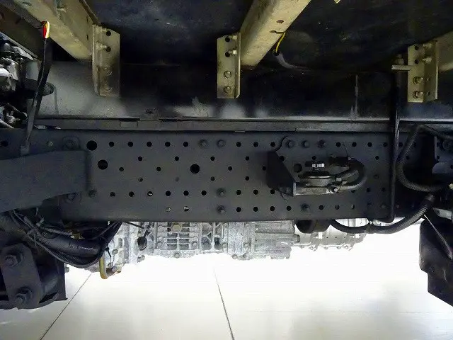 燃料タンク100L　シャーシは 錆止め/マフラー塗装 仕上げに力を入れています。|いすゞ エルフ TPG-NPR85YN(2WD)の写真37