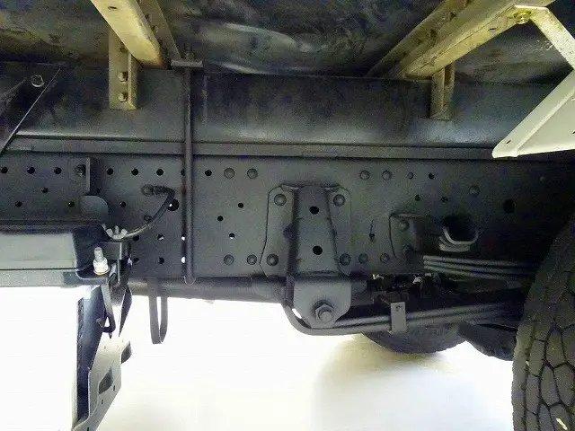 燃料タンク100L　シャーシは 錆止め/マフラー塗装 仕上げに力を入れています。|いすゞ エルフ TPG-NPR85YN(2WD)の写真38