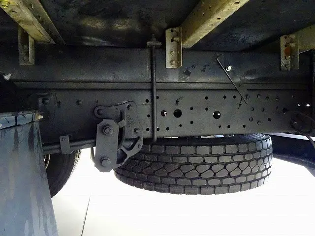 燃料タンク100L　シャーシは 錆止め/マフラー塗装 仕上げに力を入れています。|いすゞ エルフ TPG-NPR85YN(2WD)の写真39