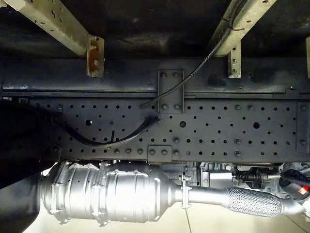 燃料タンク100L　シャーシは 錆止め/マフラー塗装 仕上げに力を入れています。|いすゞ エルフ TPG-NPR85YN(2WD)の写真42