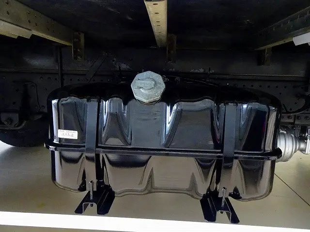 燃料タンク100L　シャーシは 錆止め/マフラー塗装 仕上げに力を入れています。|いすゞ エルフ TPG-NPR85YN(2WD)の写真43