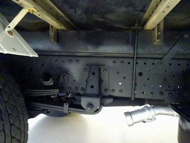 燃料タンク100L　シャーシは 錆止め/マフラー塗装 仕上げに力を入れています。|いすゞ エルフ TPG-NPR85YN(2WD)の写真44