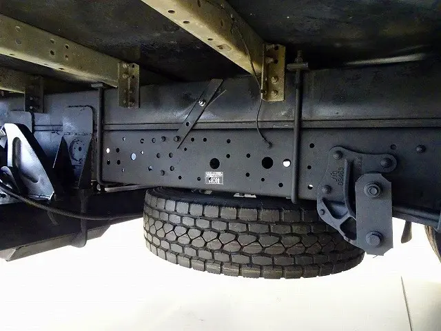 燃料タンク100L　シャーシは 錆止め/マフラー塗装 仕上げに力を入れています。|いすゞ エルフ TPG-NPR85YN(2WD)の写真45