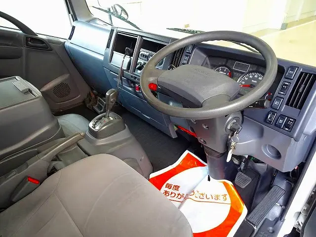 AC　PS　PW　SRS　ABS　集中ドアロック　左電格ミラー　AM/FMラジオ　バックモニター　ターボ　排気ブレーキ　アイドリングストップ　フォグランプ　トラクションコントロール　室内蛍光灯|いすゞ エルフ TPG-NPR85YN(2WD)の写真5