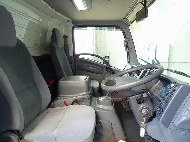 AC　PS　PW　SRS　ABS　集中ドアロック　左電格ミラー　AM/FMラジオ　バックモニター　ターボ　排気ブレーキ　アイドリングストップ　フォグランプ　トラクションコントロール　室内蛍光灯|いすゞ エルフ TPG-NPR85YN(2WD)の写真6