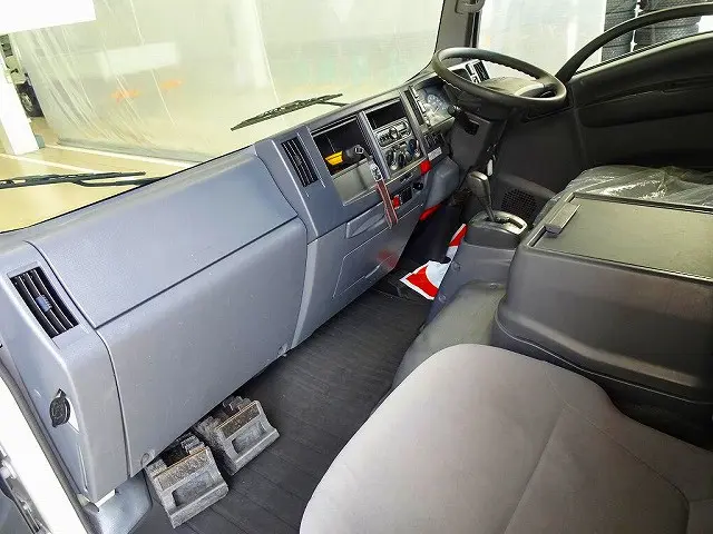 AC　PS　PW　SRS　ABS　集中ドアロック　左電格ミラー　AM/FMラジオ　バックモニター　ターボ　排気ブレーキ　アイドリングストップ　フォグランプ　トラクションコントロール　室内蛍光灯|いすゞ エルフ TPG-NPR85YN(2WD)の写真7