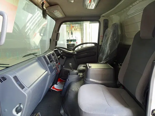 AC　PS　PW　SRS　ABS　集中ドアロック　左電格ミラー　AM/FMラジオ　バックモニター　ターボ　排気ブレーキ　アイドリングストップ　フォグランプ　トラクションコントロール　室内蛍光灯|いすゞ エルフ TPG-NPR85YN(2WD)の写真8