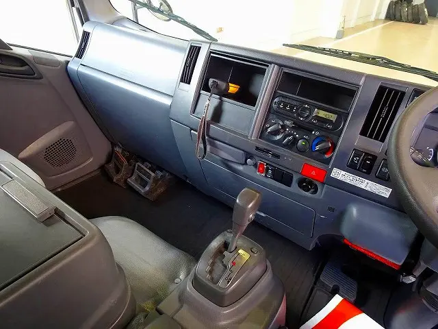 AC　PS　PW　SRS　ABS　集中ドアロック　左電格ミラー　AM/FMラジオ　バックモニター　ターボ　排気ブレーキ　アイドリングストップ　フォグランプ　トラクションコントロール　室内蛍光灯|いすゞ エルフ TPG-NPR85YN(2WD)の写真9