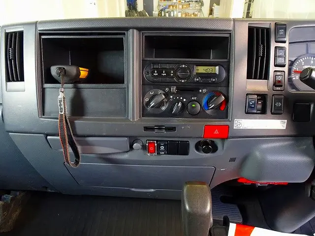 AC　PS　PW　SRS　ABS　集中ドアロック　左電格ミラー　AM/FMラジオ　バックモニター　ターボ　排気ブレーキ　アイドリングストップ　フォグランプ　トラクションコントロール　室内蛍光灯|いすゞ エルフ TPG-NPR85YN(2WD)の写真10