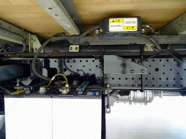 シャーシは 錆止め/マフラー塗装 仕上げに力を入れています。|いすゞ エルフ TPG-NPR85YN(2WD)の写真39