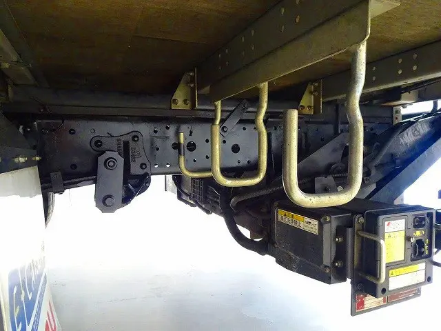 燃料タンク100L　タイヤ止め2個　左右シャシリア3連タイヤチェーンフック|いすゞ エルフ TPG-NPR85YN(2WD)の写真41