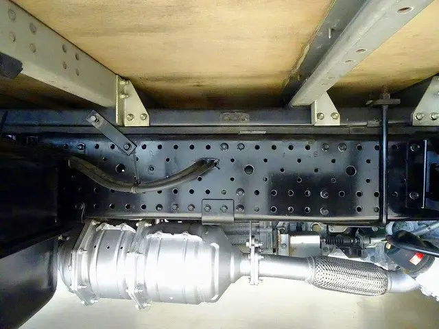 シャーシは 錆止め/マフラー塗装 仕上げに力を入れています。|いすゞ エルフ TPG-NPR85YN(2WD)の写真44