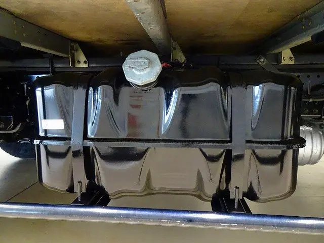 燃料タンク100L　タイヤ止め2個　左右シャシリア3連タイヤチェーンフック|いすゞ エルフ TPG-NPR85YN(2WD)の写真45