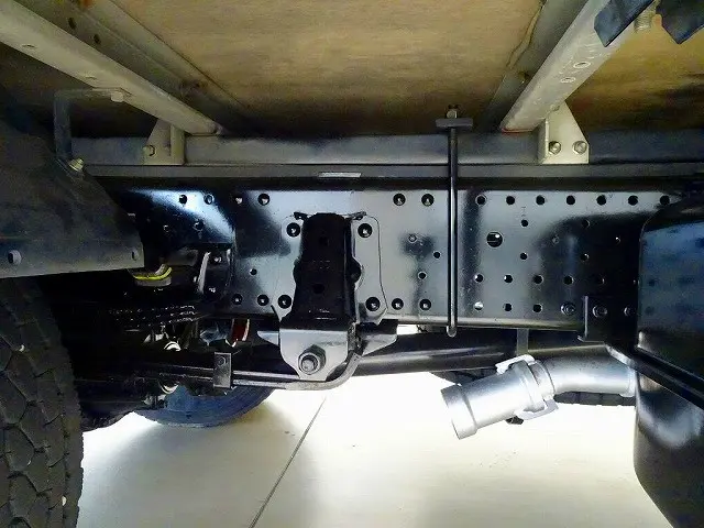 シャーシは 錆止め/マフラー塗装 仕上げに力を入れています。|いすゞ エルフ TPG-NPR85YN(2WD)の写真46