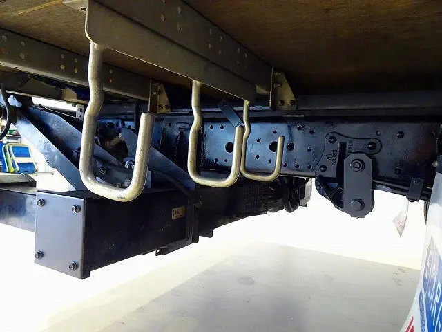 燃料タンク100L　タイヤ止め2個　左右シャシリア3連タイヤチェーンフック|いすゞ エルフ TPG-NPR85YN(2WD)の写真47