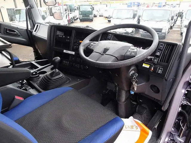 いすゞ ギガ QKG-CYJ77BA(8x4)の写真5