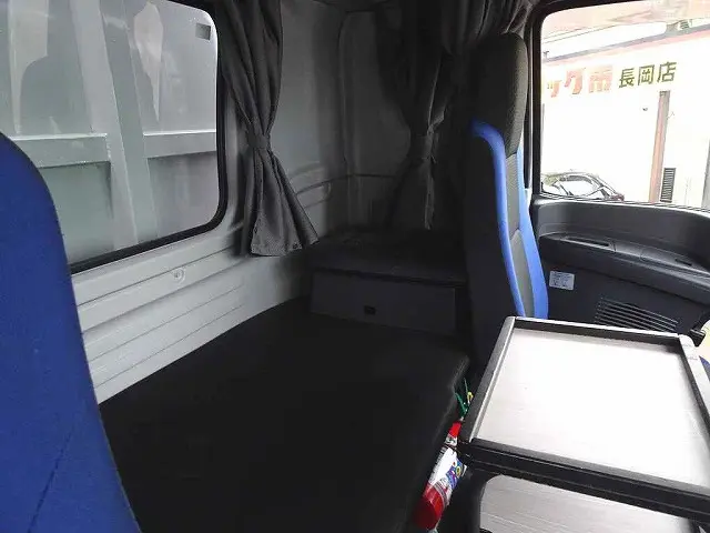 いすゞ ギガ QKG-CYJ77BA(8x4)の写真6