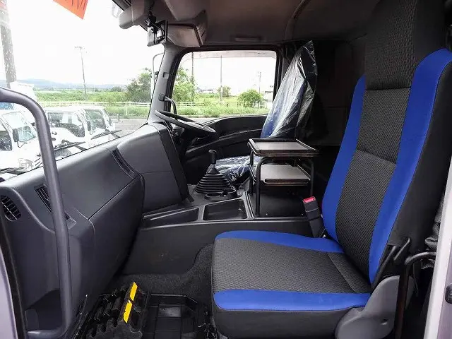 いすゞ ギガ QKG-CYJ77BA(8x4)の写真7