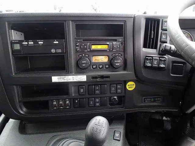 いすゞ ギガ QKG-CYJ77BA(8x4)の写真9