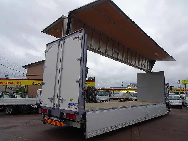 いすゞ ギガ QKG-CYJ77BA(8x4)の写真30