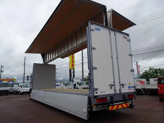 いすゞ ギガ QKG-CYJ77BA(8x4)の写真31