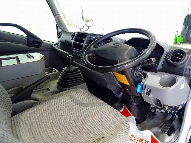 AC PS PW SRS ABS キーレス 左電格ミラー AM/FMラジオ バックモニター ターボ 排気ブレーキ 坂道発進補助装置 アイドリングストップ フォグランプ 室内LED灯|日野 デュトロ TKG-XZU710M(2WD)の写真5