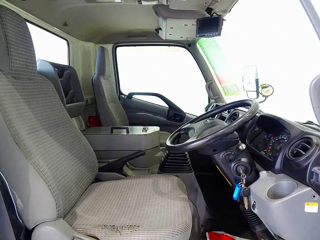 AC PS PW SRS ABS キーレス 左電格ミラー AM/FMラジオ バックモニター ターボ 排気ブレーキ 坂道発進補助装置 アイドリングストップ フォグランプ 室内LED灯|日野 デュトロ TKG-XZU710M(2WD)の写真6