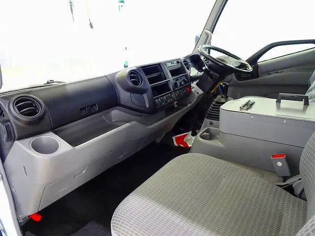 AC PS PW SRS ABS キーレス 左電格ミラー AM/FMラジオ バックモニター ターボ 排気ブレーキ 坂道発進補助装置 アイドリングストップ フォグランプ 室内LED灯|日野 デュトロ TKG-XZU710M(2WD)の写真7