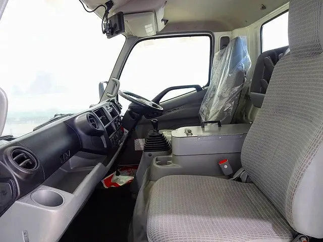 AC PS PW SRS ABS キーレス 左電格ミラー AM/FMラジオ バックモニター ターボ 排気ブレーキ 坂道発進補助装置 アイドリングストップ フォグランプ 室内LED灯|日野 デュトロ TKG-XZU710M(2WD)の写真8