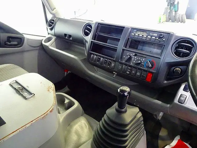 AC PS PW SRS ABS キーレス 左電格ミラー AM/FMラジオ バックモニター ターボ 排気ブレーキ 坂道発進補助装置 アイドリングストップ フォグランプ 室内LED灯|日野 デュトロ TKG-XZU710M(2WD)の写真9