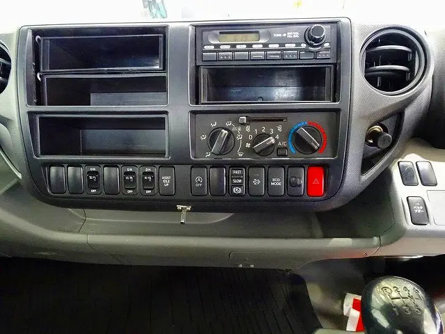 AC PS PW SRS ABS キーレス 左電格ミラー AM/FMラジオ バックモニター ターボ 排気ブレーキ 坂道発進補助装置 アイドリングストップ フォグランプ 室内LED灯|日野 デュトロ TKG-XZU710M(2WD)の写真10