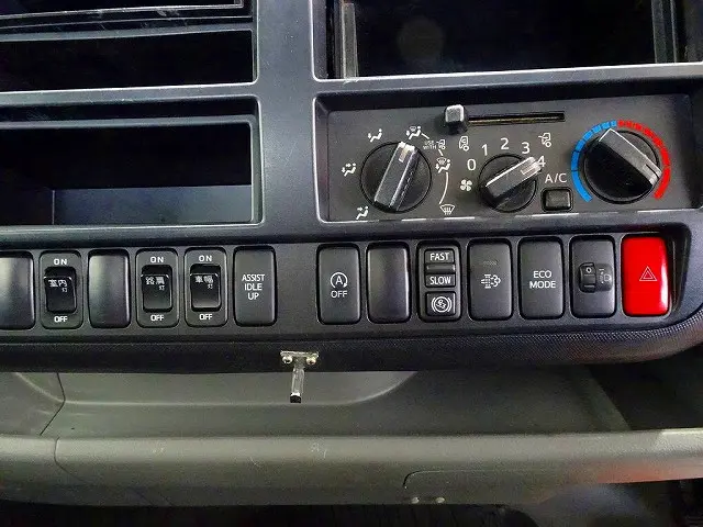 AC PS PW SRS ABS キーレス 左電格ミラー AM/FMラジオ バックモニター ターボ 排気ブレーキ 坂道発進補助装置 アイドリングストップ フォグランプ 室内LED灯|日野 デュトロ TKG-XZU710M(2WD)の写真11