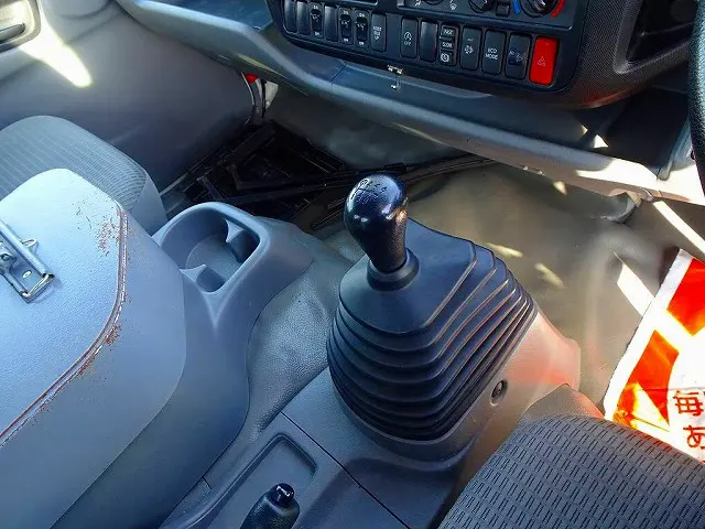 フロア6MT|日野 デュトロ TKG-XZU710M(2WD)の写真15