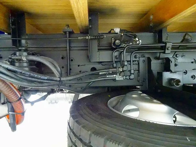 燃料タンク100L シャーシは 錆止め/マフラー塗装 仕上げに力を入れています。|日野 デュトロ TKG-XZU710M(2WD)の写真40