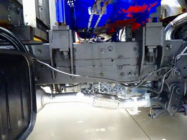 燃料タンク100L シャーシは 錆止め/マフラー塗装 仕上げに力を入れています。|日野 デュトロ TKG-XZU710M(2WD)の写真44