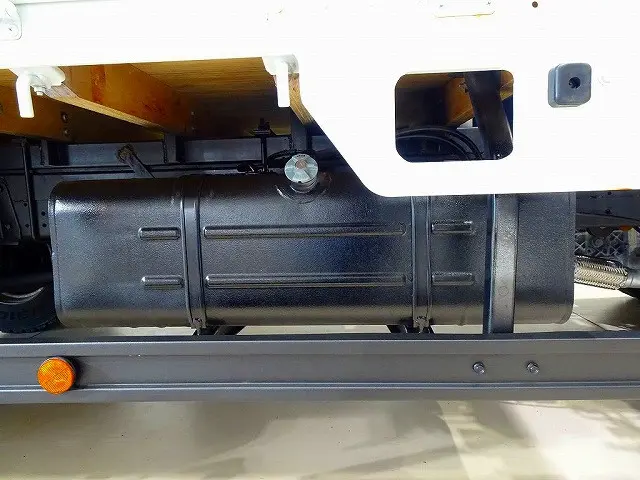 燃料タンク100L シャーシは 錆止め/マフラー塗装 仕上げに力を入れています。|日野 デュトロ TKG-XZU710M(2WD)の写真45