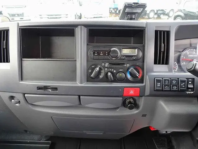 AC PS PW SRS ABS キーレス 左電格ミラー AM/FM ETC バックモニター ドラレコ ターボ 排気ブレーキ HSA アイドリングストップ フォグランプ ASR|いすゞ エルフ TRG-NJR85A(2WD)の写真10