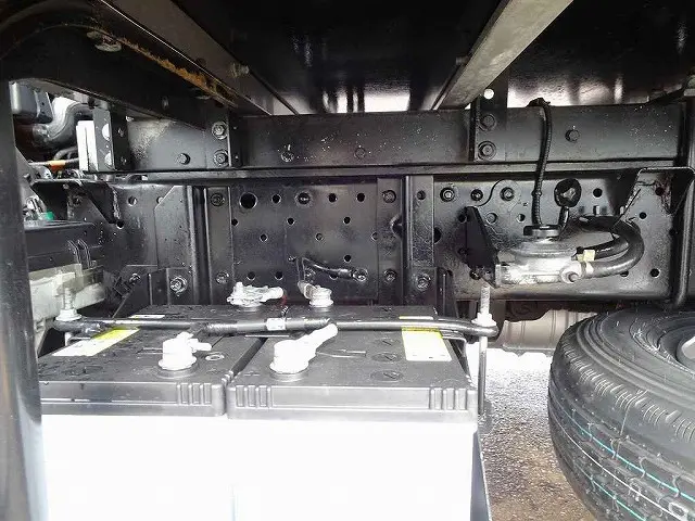 右シャシリア3連タイヤチェーンフック シャーシは 錆止め/マフラー塗装 仕上げに力を入れています。|いすゞ エルフ TRG-NJR85A(2WD)の写真28